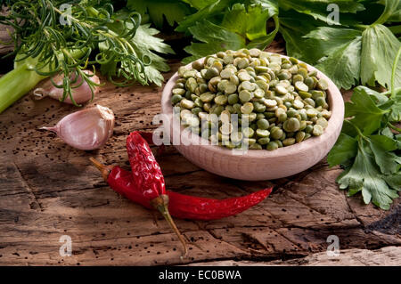 Gemüse in einem Korb, bereit für eine Suppe. Reihe von Aromen zum Würzen Stockfoto