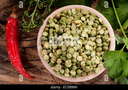 Gemüse in einem Korb, bereit für eine Suppe. Reihe von Aromen zum Würzen Stockfoto