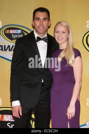 Las Vegas, NV, USA. 5. Dezember 2014. Aric Almirola, Janice Almirola im Ankunftsbereich für NASCAR Sprint Cup Series (NSCS) Awards 2014, Wynn Las Vegas, Las Vegas, NV 5. Dezember 2014. © James Atoa/Everett Collection/Alamy Live-Nachrichten Stockfoto