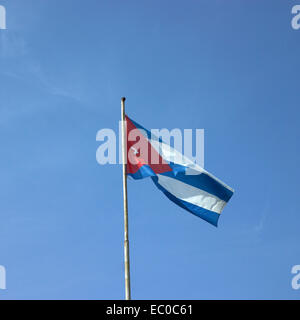 Kubanische Flagge gegen blauen Himmel Stockfoto