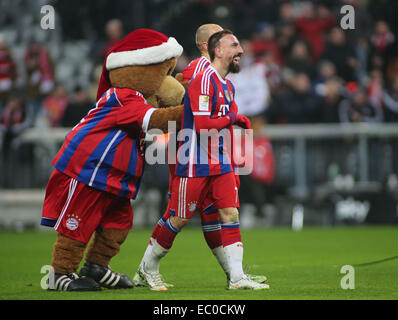 München, Deutschland. 6. Dezember 2014. Bayern Franck Ribery (R) feiert den Sieg mit dem FC Bayern München-Maskottchen nach die deutschen first Division Fußball Bundesliga zwischen Bayern München und Leverkusen in München, Deutschland, am 6. Dezember 2014-Spiel. Bayern München gewann 1: 0. Bildnachweis: Philippe Ruiz/Xinhua/Alamy Live-Nachrichten Stockfoto