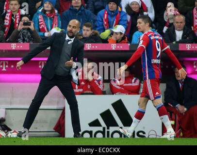 München, Deutschland. 6. Dezember 2014. Bayern Trainer Josep Guardiola (L) Gespräche mit Robert Lewandowski beim deutschen Erstligisten Bundesliga Fußball Spiel zwischen Bayern München und Leverkusen in München, Deutschland, am 6. Dezember 2014. Bayern München gewann 1: 0. Bildnachweis: Philippe Ruiz/Xinhua/Alamy Live-Nachrichten Stockfoto