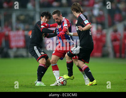 München, Deutschland. 6. Dezember 2014. Bayern Franck Ribery (C) konkurriert während der deutschen Teilung der ersten Bundesliga-Fußball-Spiel zwischen Bayern München und Leverkusen in München, Deutschland, am 6. Dezember 2014. Bayern München gewann 1: 0. Bildnachweis: Philippe Ruiz/Xinhua/Alamy Live-Nachrichten Stockfoto