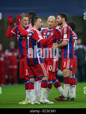 München, Deutschland. 6. Dezember 2014. Bayern Spieler feiern ihren Sieg nach die deutschen first Division Fußball Bundesliga zwischen Bayern München und Leverkusen in München, Deutschland, am 6. Dezember 2014-Spiel. Bayern München gewann 1: 0. Bildnachweis: Philippe Ruiz/Xinhua/Alamy Live-Nachrichten Stockfoto