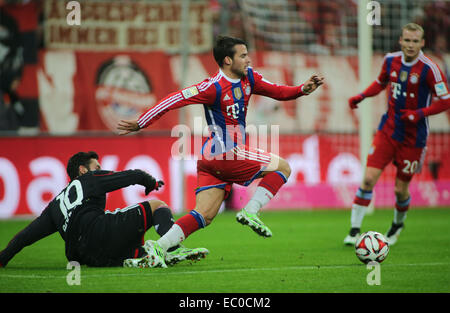 München, Deutschland. 6. Dezember 2014. Bayern Juan Bernat (C) wetteifert um den Ball während der deutschen Teilung der ersten Bundesliga-Fußball-Spiel zwischen Bayern München und Leverkusen in München, Deutschland, am 6. Dezember 2014. Bayern München gewann 1: 0. Bildnachweis: Philippe Ruiz/Xinhua/Alamy Live-Nachrichten Stockfoto