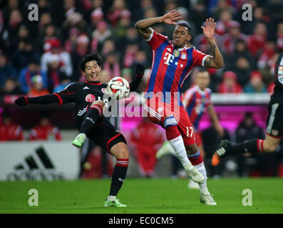 München, Deutschland. 6. Dezember 2014. Bayern Jerome Boateng (R) wetteifert um den Ball während der deutschen Teilung der ersten Bundesliga-Fußball-Spiel zwischen Bayern München und Leverkusen in München, Deutschland, am 6. Dezember 2014. Bayern München gewann 1: 0. Bildnachweis: Philippe Ruiz/Xinhua/Alamy Live-Nachrichten Stockfoto