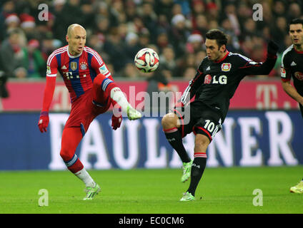 München, Deutschland. 6. Dezember 2014. Bayerns Arjen Robben (L) wetteifert für den Ball während der deutschen Teilung der ersten Bundesliga-Fußball-Spiel zwischen Bayern München und Leverkusen in München, Deutschland, am 6. Dezember 2014. Bayern München gewann 1: 0. Bildnachweis: Philippe Ruiz/Xinhua/Alamy Live-Nachrichten Stockfoto