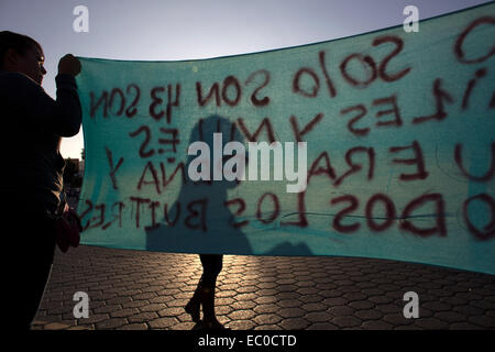 Tijuana, Mexiko. 6. Dezember 2014. Menschen nehmen Teil an einer Demonstration der unterschiedlichen gesellschaftlichen, Student und politischer Organisationen zur Unterstützung der 43 Schüler der normalen ländlichen der Ayotzinapa, die in Iguala, Guerrero, in Tijuana Stadt nordwestlich von Mexiko, am 6. Dezember 2014 vermisst. Bildnachweis: Guillermo Arias/Xinhua/Alamy Live-Nachrichten Stockfoto