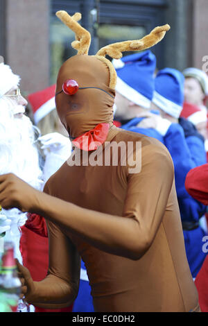 London, UK. 6. Dezember 2014. Ein Mann trägt einen All in one Anzug Lycra Rentiere auf der jährlichen "SantaCon" Veranstaltung in Camden, North London.  Santacon Veranstaltungen statt finden in verschiedenen Städten auf der ganzen Welt in den Wochen vor Weihnachten. Die Parade, die Teil-Flash-Mob, Kneipentour Teil, hat einen Schwerpunkt auf Spaß und saisonale guten Mutes auf Passanten zu verbreiten. Bildnachweis: Michael Preston/Alamy Live-Nachrichten Stockfoto