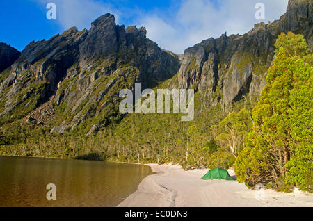 Camping am Strand am See Rhona, an den Hängen des Bereichs Denison gebündelt Stockfoto