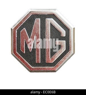 Achteckige metallischen MG Auto Emblem, beenden großen dunklen rote Buchstaben auf Punzierung schwarz mit rotem Rand, auf weißen Hintergrund Stockfoto