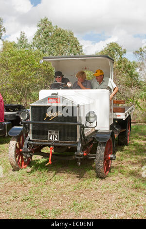 Sorgfältig restaurierte Vintage Napier LKW mit 3 Personen in offenen Kabine Stockfoto
