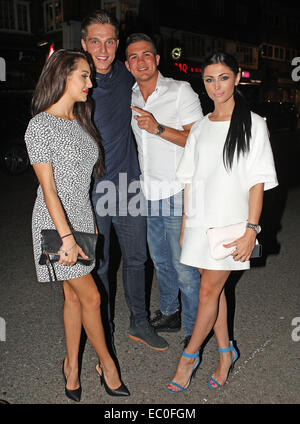 Die GEISSENS Lewis Bloor mit Ex am Strand stars Chloe Goodman und Shelby Billingham auf eine Nacht in Essex Featuring: Lewis Bloor Chloe Goodman Shelby Billingham Where: Essex, Großbritannien: 3. Juni 2014 Stockfoto