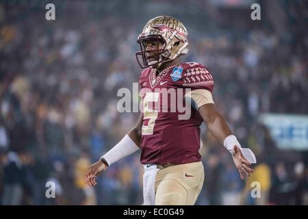 Charlotte, NC, USA. 6. Dezember 2014. FSU QB Jameis Winston (5) während der ACC Meisterschaft Fußballspiel zwischen der Georgia Tech Yellow Jackets und der Florida State University Seminolen bei Bank of America Stadium am 6. Dezember 2014 in Charlotte, North Carolina.FSU besiegt Georgia Tech 37-35.Jacob Kupferman/CSM/Alamy Live News Stockfoto