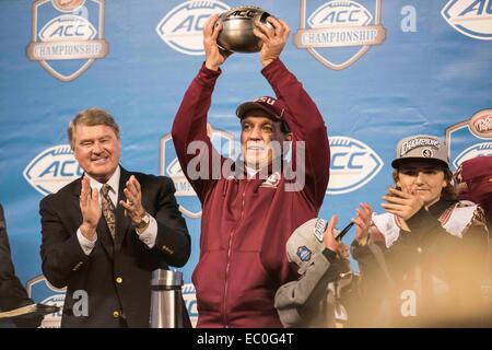 Charlotte, NC, USA. 6. Dezember 2014. FSU Head Coach Jimbo Fisher mit der Trophäe nach der ACC Meisterschaft Fußball-Spiel zwischen der Georgia Tech Yellow Jackets und der Florida State University Seminolen bei Bank of America Stadium am 6. Dezember 2014 in Charlotte, North Carolina.FSU besiegt Georgia Tech 37-35.Jacob Kupferman/CSM/Alamy Live News Stockfoto