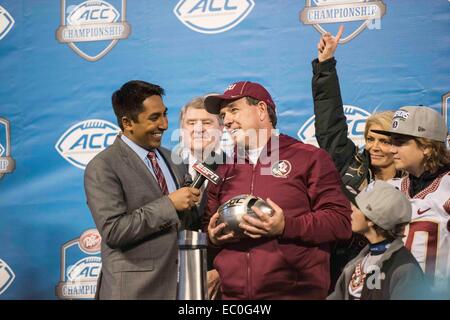 Charlotte, NC, USA. 6. Dezember 2014. FSU Head Coach Jimbo Fisher mit der Trophäe nach der ACC Meisterschaft Fußball-Spiel zwischen der Georgia Tech Yellow Jackets und der Florida State University Seminolen bei Bank of America Stadium am 6. Dezember 2014 in Charlotte, North Carolina.FSU besiegt Georgia Tech 37-35.Jacob Kupferman/CSM/Alamy Live News Stockfoto