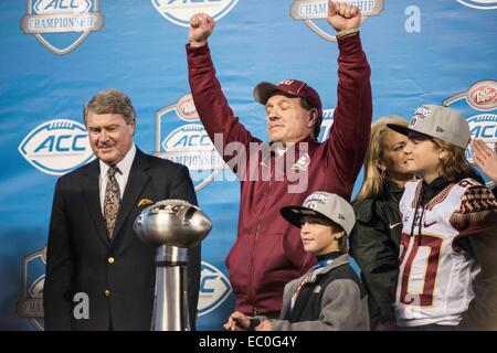 Charlotte, NC, USA. 6. Dezember 2014. FSU Head Coach Jimbo Fisher mit der Trophäe nach der ACC Meisterschaft Fußball-Spiel zwischen der Georgia Tech Yellow Jackets und der Florida State University Seminolen bei Bank of America Stadium am 6. Dezember 2014 in Charlotte, North Carolina.FSU besiegt Georgia Tech 37-35.Jacob Kupferman/CSM/Alamy Live News Stockfoto