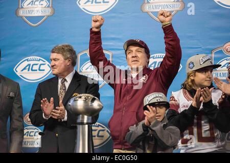 Charlotte, NC, USA. 6. Dezember 2014. FSU Head Coach Jimbo Fisher mit der Trophäe nach der ACC Meisterschaft Fußball-Spiel zwischen der Georgia Tech Yellow Jackets und der Florida State University Seminolen bei Bank of America Stadium am 6. Dezember 2014 in Charlotte, North Carolina.FSU besiegt Georgia Tech 37-35.Jacob Kupferman/CSM/Alamy Live News Stockfoto