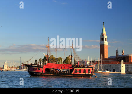 Das Piratenschiff Jolly Roger - Il Galeone Veneziano / venezianische Galeone, Venedig Stockfoto