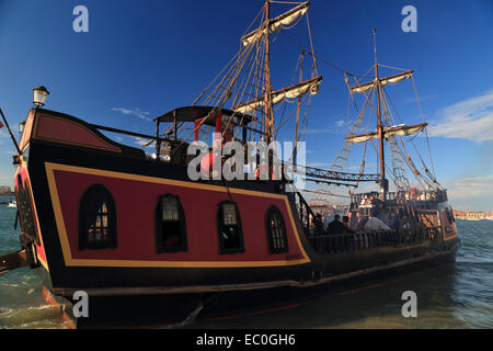 Das Piratenschiff Jolly Roger - Il Galeone Veneziano / venezianische Galeone, Venedig Stockfoto