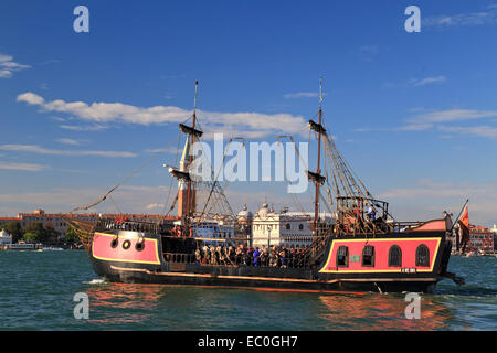 Das Piratenschiff Jolly Roger - Il Galeone Veneziano / venezianische Galeone, Venedig Stockfoto