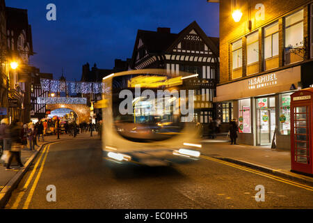 Öffentliche Busse auf den Straßen von Chester, Cheshire; Stadtzentrum abendliche Landschaft Weihnachten Holiday Shopping Season, Einzelhandel, speichert. Großbritannien Stockfoto