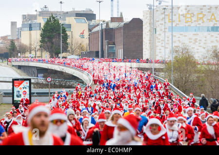 Liverpool, Vereinigtes Königreich. 7. Dezember 2014. Die jährliche Liverpool Santa Dash hat am 7. Dezember 2014 stattgefunden. Einem geschätzten 8.500 Menschen angezogen rot für Liverpool und blau für Everton Santa eignet sich für die 5-km-Lauf durch die Stadt. Es wird vermutet, dass Liverpool Santa Dash Las Vegas Santa Dash um den Titel des weltweit größten Festival Volkslauf geschlagen hat. Bildnachweis: Christopher Middleton/Alamy Live-Nachrichten Stockfoto