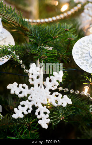Schneeflocke-Dekoration auf einem Weihnachtsbaum Stockfoto