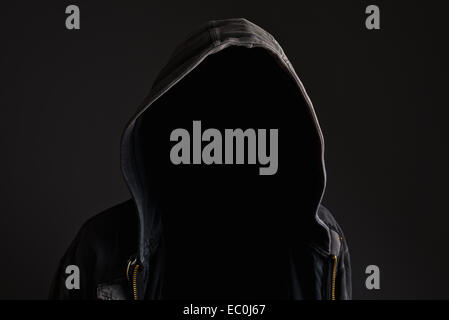 Unbekannt und unkenntlich Mann ohne Identität tragen Kapuze im dunklen Raum, gruselige Kriminelle Person ohne Gesicht. Stockfoto