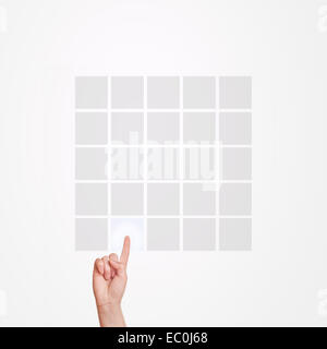 Kaukasische weiblichen Hand 5 x 5 Matrix Touchscreen Taste mit dem Zeigefinger. Stockfoto