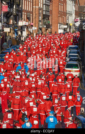 Chester, UK. 7. Dezember 2014. Konkurrenten nehmen Teil in der 2014 Nächstenliebe Santa Dash durch die Straßen von Chester City Centre UK. Bildnachweis: Andrew Paterson/Alamy Live-Nachrichten Stockfoto