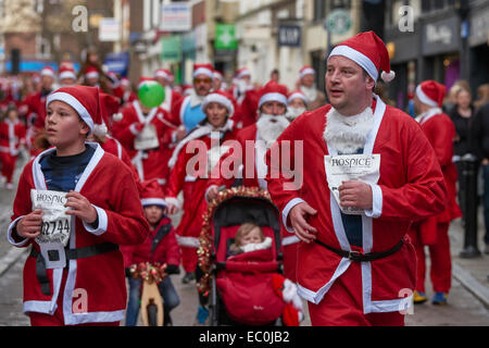 Chester, UK. 7. Dezember 2014. Konkurrenten nehmen Teil in der 2014 Nächstenliebe Santa Dash durch die Straßen von Chester City Centre UK. Bildnachweis: Andrew Paterson/Alamy Live-Nachrichten Stockfoto