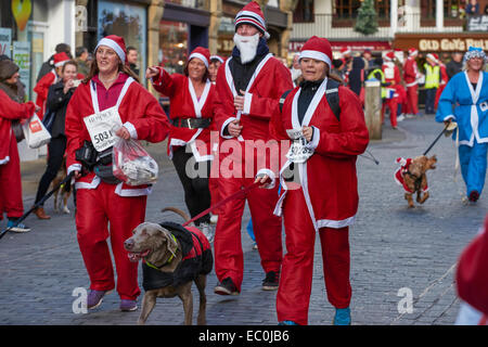 Chester, UK. 7. Dezember 2014. Konkurrenten nehmen Teil in der 2014 Nächstenliebe Santa Dash durch die Straßen von Chester City Centre UK. Bildnachweis: Andrew Paterson/Alamy Live-Nachrichten Stockfoto