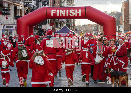 Chester, UK. 7. Dezember 2014. Konkurrenten nehmen Teil in der 2014 Nächstenliebe Santa Dash durch die Straßen von Chester City Centre UK. Bildnachweis: Andrew Paterson/Alamy Live-Nachrichten Stockfoto