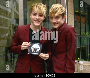 Jedward bei Today FM Ray Darcy Show auf ihrem neue Album "Free Spirit" zu fördern Featuring: Jedward, John Grimes, Edward Grimes wo: Dublin, Irland: 4. Juni 2014 Stockfoto