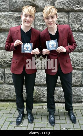 Jedward bei Today FM Ray Darcy Show auf ihrem neue Album "Free Spirit" zu fördern Featuring: Jedward, John Grimes, Edward Grimes wo: Dublin, Irland: 4. Juni 2014 Stockfoto