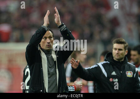 München, Deutschland. 6. Dezember 2014. Leverkusens Roger Schmidt während der Fußball-Bundesliga-match zwischen FC Bayern München und Bayer Leverkusen in der Allianzarena in München, 6. Dezember 2014. Die 22 Jahre alt wurde am 15. November 2014 in Offenbach Tugce erschlagen. Foto: Andreas Gebert/Dpa/Alamy Live-Nachrichten Stockfoto