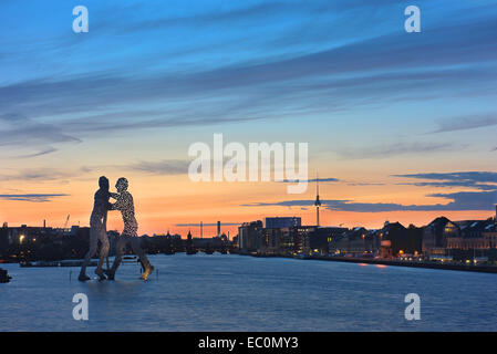 Molecule Man von Jonathan Borofsky befindet sich in der Spree. Stockfoto