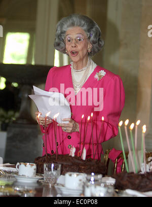 Datei-PIX: Brüssel, Belgien. 3. Juni 2008. Königin Fabiola von Belgien ist während der Feier des 80. Geburtstag auf Schloss Laeken in Brüssel, Belgien, 3. Juni 2008 abgebildet. Foto: Albert Nieboer () / Dpa/Alamy Live News Stockfoto