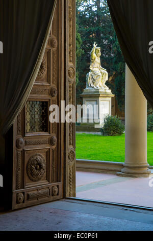 Blick auf Innenhof durch Eingang der Kirche Santa Croce, Florenz, Toskana, Italien Stockfoto