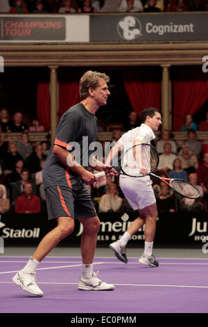 London, UK. 7. Dezember 2014. L-R: Andrew Schloss und Tim Henman. ATP Champions Tour-Finale des Statoil Masters Tennis-Turnier in der Royal Albert Hall, London. Herren Doppel-match zwischen Mansour Bahrami und Wayne Ferreira Vs Andrew Castle und Tim Henman. Das Spiel wurde von Bahrami/Ferreira in einem Tiebreak gewonnen. Bildnachweis: Nick Savage/Alamy Live-Nachrichten Stockfoto