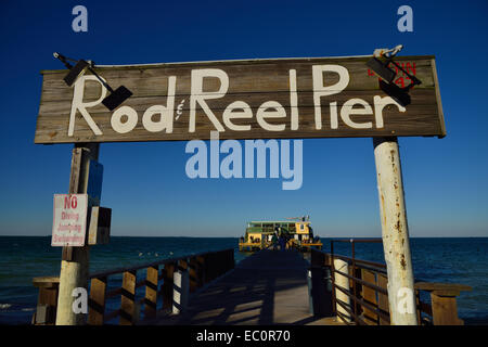 Das malerische Rod & Reel Pier Restaurant bei Sonnenuntergang, Anna Maria Island FL Stockfoto