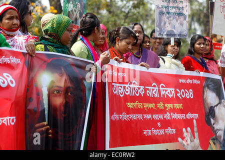 Dhaka, Bangladesch, 7. März 2014: Überlebende der Säureattacken, besuchen eine Menschenkette gegen sauren Gewalt am Vorabend der Feier der Internationale Frauentag in Dhaka, Bangladesch zu protestieren. Je nach Säure Überlebenden Foundation (ASF) gab 3.184 Säureattacken seit Februar 1999 bis Februar 2014 in Bangladesch, wo 1.792 Frauen Opfer unter insgesamt 3.512 waren. Säureattacken sind meist üblich, in Kambodscha, Pakistan, Afghanistan, Indien, Bangladesch und im nahen Ausland. Es wird geschätzt, dass rund 80 Prozent der Opfer von Säureattacken weiblich sind und 40 Prozent von ihnen sind Stockfoto