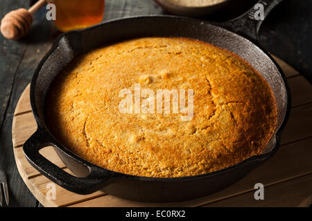 Maisbrot hausgemacht südlichem Flair in einer Pfanne Stockfoto