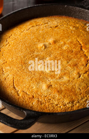 Maisbrot hausgemacht südlichem Flair in einer Pfanne Stockfoto