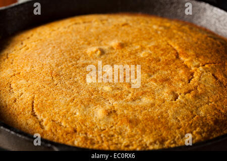 Maisbrot hausgemacht südlichem Flair in einer Pfanne Stockfoto