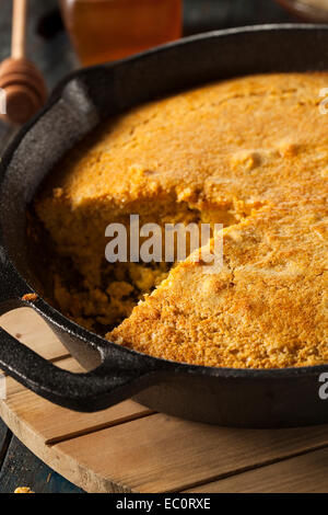Maisbrot hausgemacht südlichem Flair in einer Pfanne Stockfoto