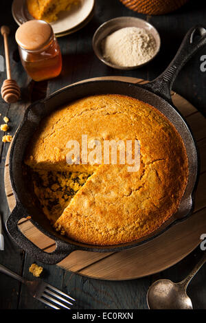 Maisbrot hausgemacht südlichem Flair in einer Pfanne Stockfoto