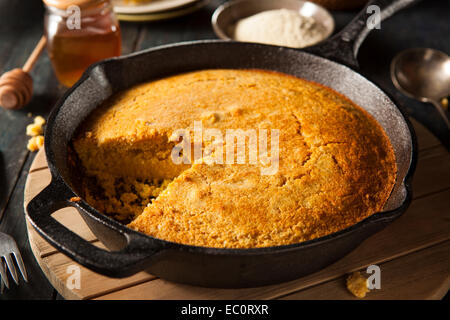 Maisbrot hausgemacht südlichem Flair in einer Pfanne Stockfoto