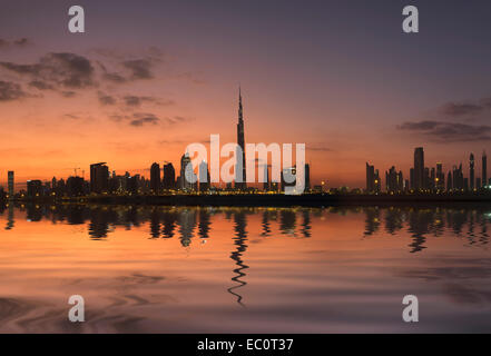Abend-Skyline von modernen Gebäuden und Burj Khalifa am in Vereinigte Arabische Emirate Stockfoto